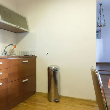 宾至如归公寓 *